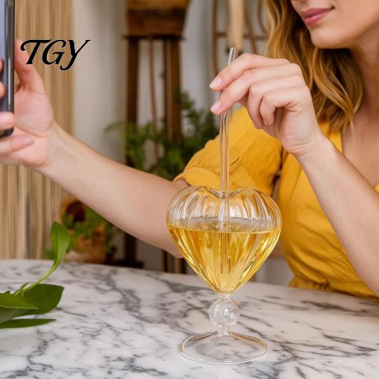 Professionelles Bartender-Glasware Herzförmiges Cocktailglas, 220 ml Klarer Kelch mit Strohhalm, Elegante Raffinierte Weingläser für Dates Kaltgetränk
