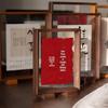 Cadre photo transparent double face en acrylique et bois de noyer pour broderie A3, calligraphie et présentation sur table.