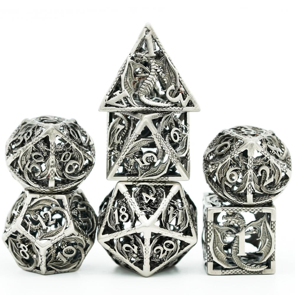 Cusdie Dés Métalliques Creux DND Dragon Volant D&D Set de 7 Dés Polyédriques D4-D20 pour Jeu de Rôle Pathfinder TRPG
