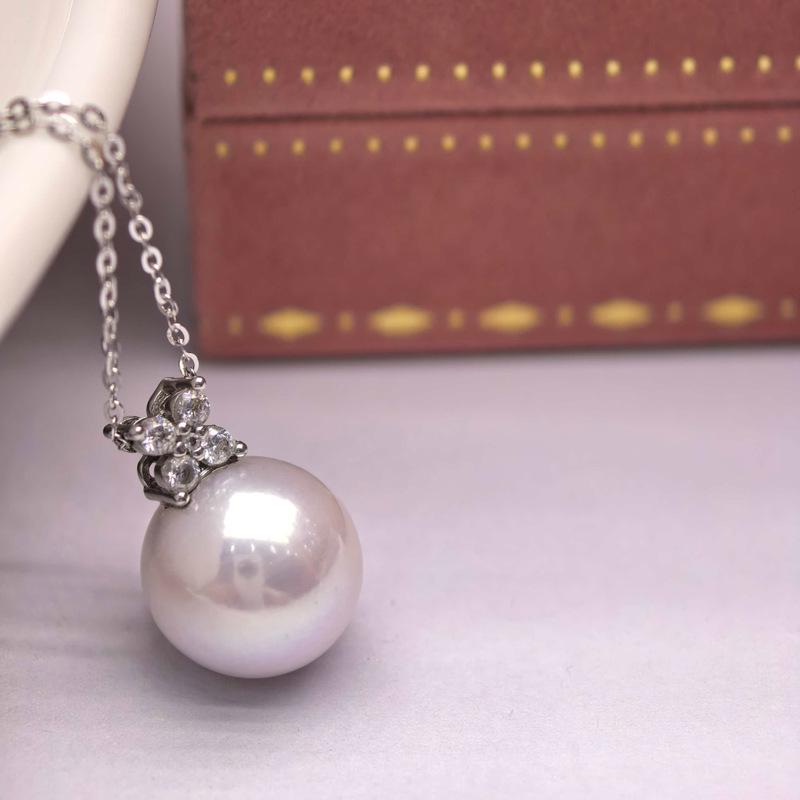 

Zhuji Freshwater Pearl Necklace with Four-Leaf Clover Pendant 11-12mm (Near Round, Strong Luster, Slight Flaws)