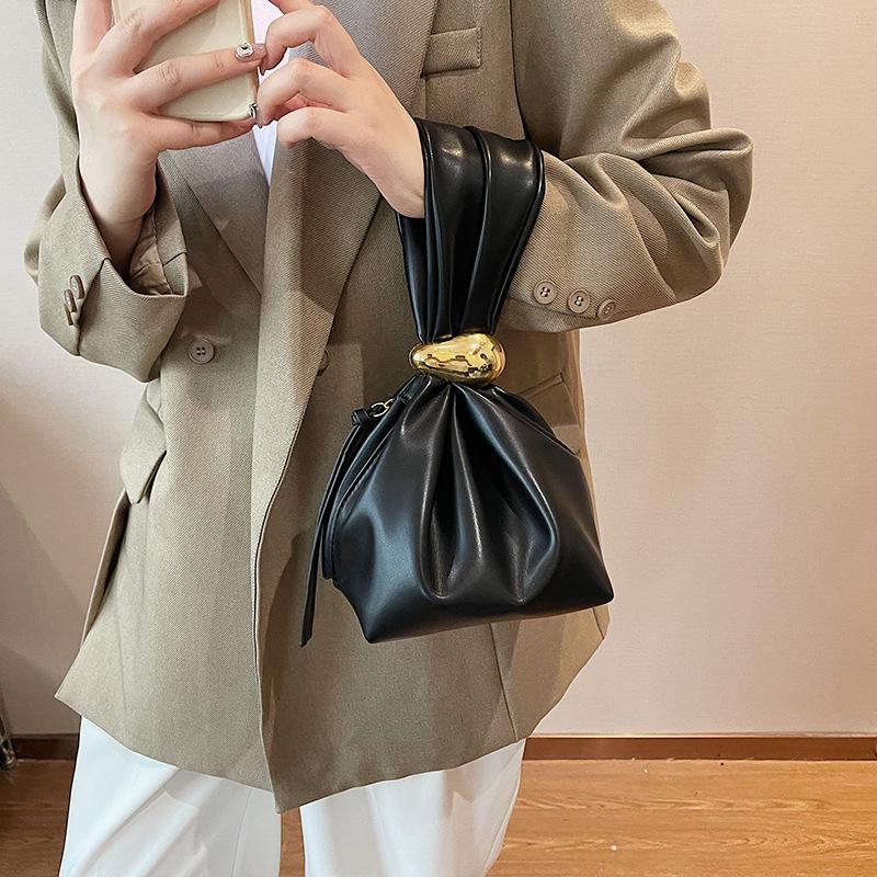 

Нишевый дизайн плиссированная сумка-облако 2025 трендовая ретро мода портативная сумка-ведро женская легкая роскошь ручная сумка-цзунцзы 16*13*16 чёрный