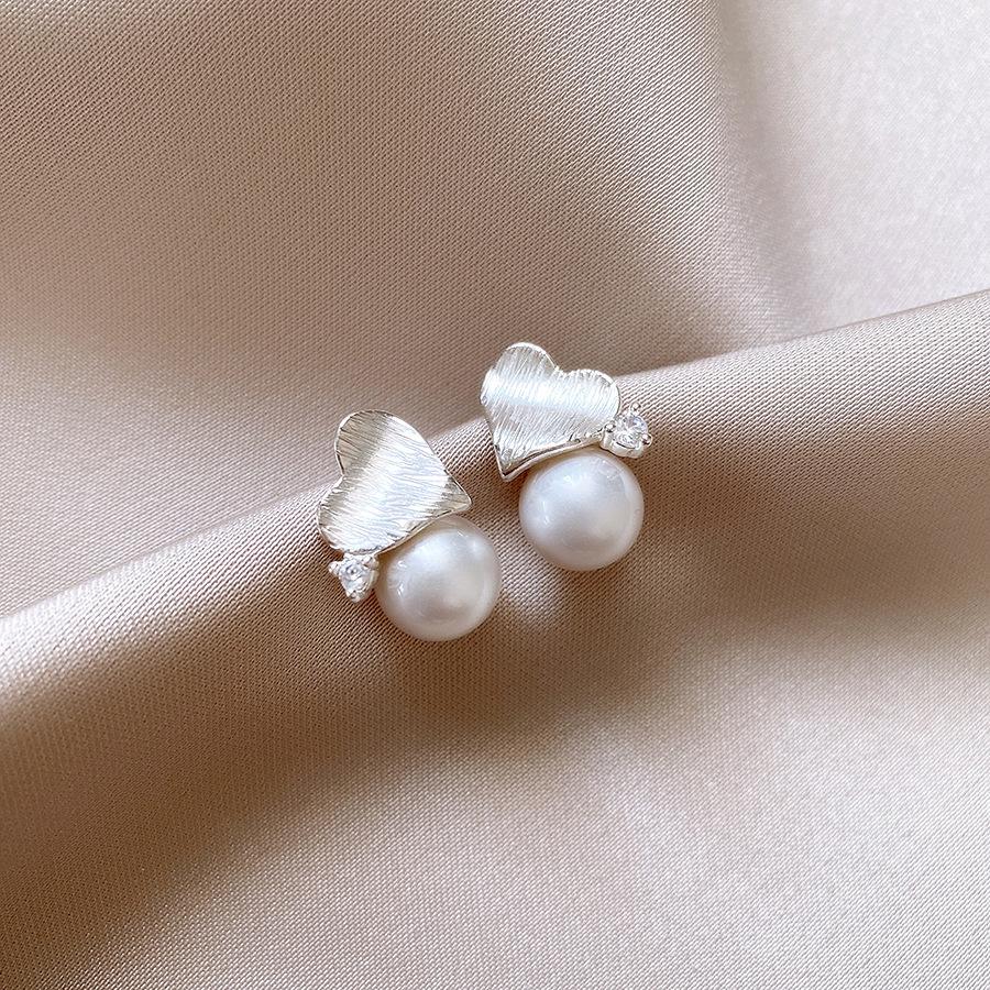 

Серебряные текстурированные серьги-пусеты с жемчугом любви, модные универсальные серьги, нишевые простые высококлассные серьги для женщин