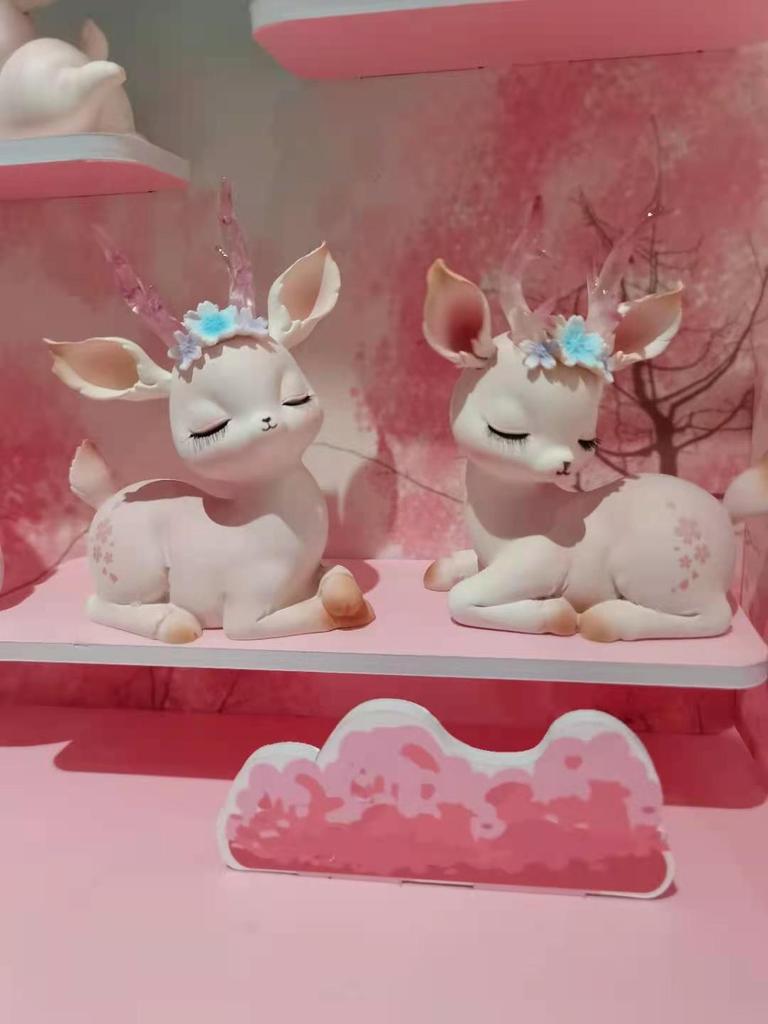 Huayun Little Deer Shaking Head Ornament for Car, Desktop, or Bedroom - Ideal Student Gift