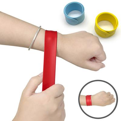 2 Stück Silikon-Snap-Kreis-Armband, selbstrollendes Armband mit Cartoon-Drucken. Einfach zu verwendendes Poster-Aufbewahrungswerkzeug