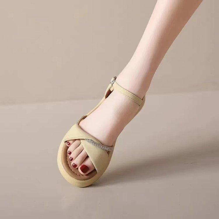 

Stepping on shit leather sandals female 2025 summer new versatile fairy wind pregnant women non-slip soft sole one word with beach shoes 35