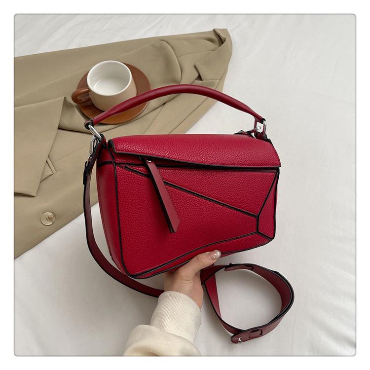 

Простая однотонная лоскутная сумка через плечо с текстурой личи