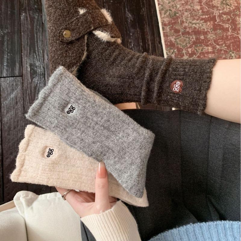 Autumn and Winter Simple Embroidered Soft and Glutinous Wool Solid Color Retro Lace Pile Socks Thick and Warm Mid-calf Socks for Women