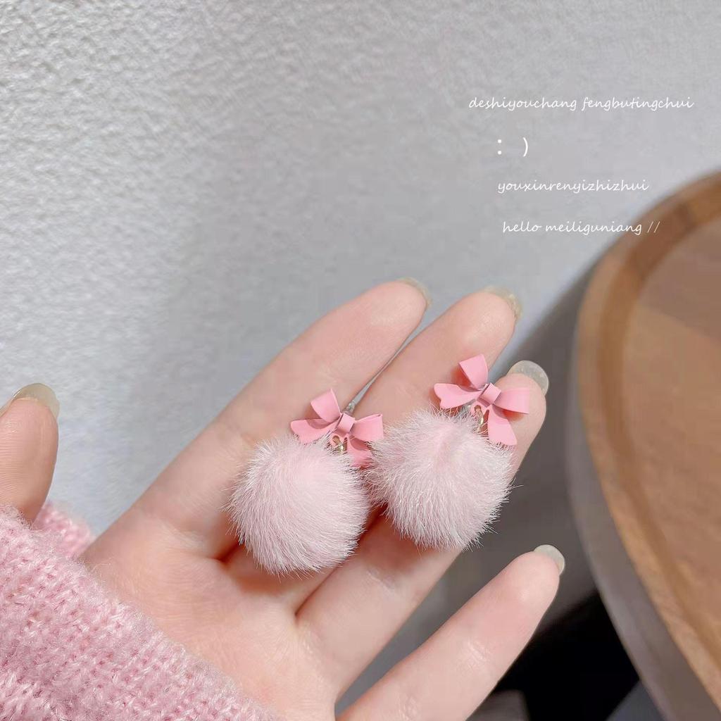 Eleganckie jesienno-zimowe kolczyki kokardki ze srebra S925 z pluszową kulką - styl japoński i koreański