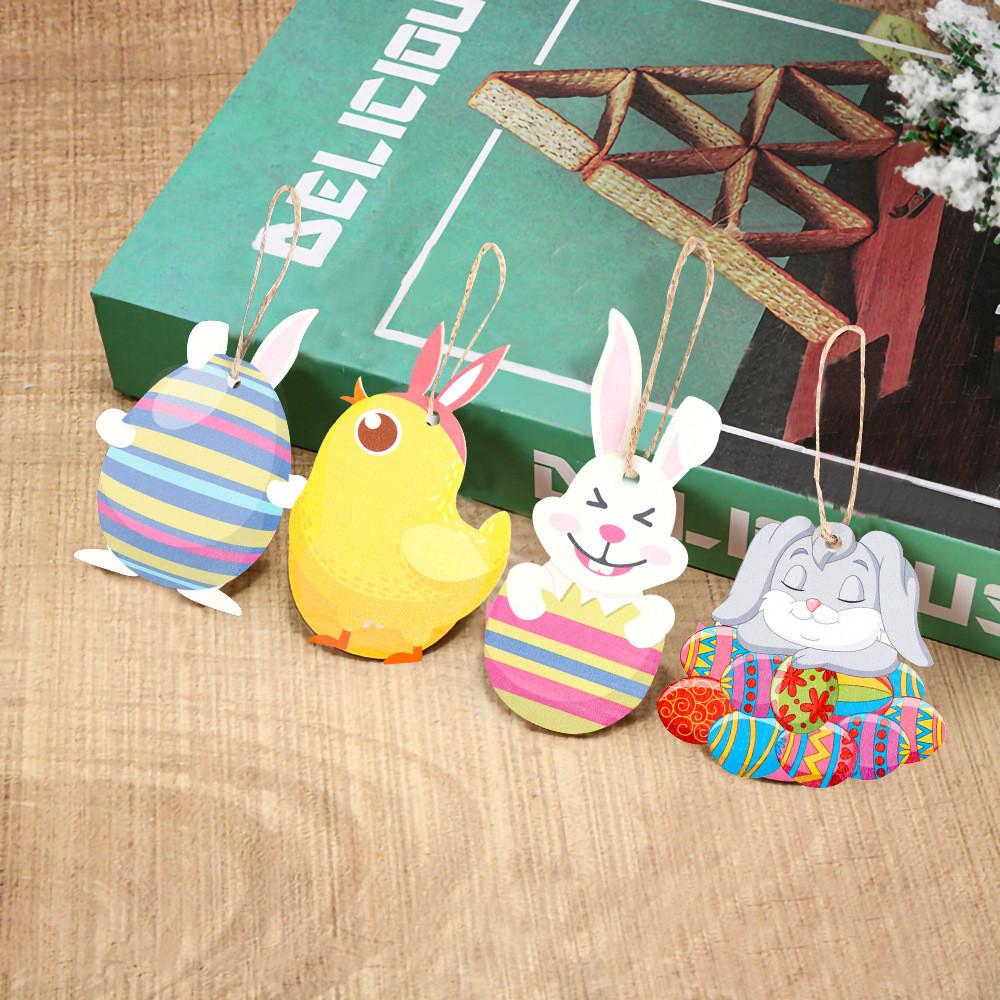 Entzückende Osterdeko mit bunten Holzanhängern in Hasen-, Küken- und Eiform