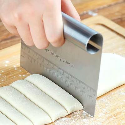 1 Stück Edelstahl Teig- und Gebäckschaber Pizza-Schneider Hacker mit Messskala Mehrzweck Kuchen-Brotteiler Skalenmesser