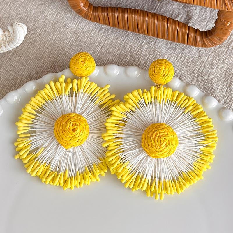 Cute Handmade Woven Sunflower Clip Earrings Raffia Flower Ear Clip for Women Beach Vacation Jewelry Gift Accessories Gifts