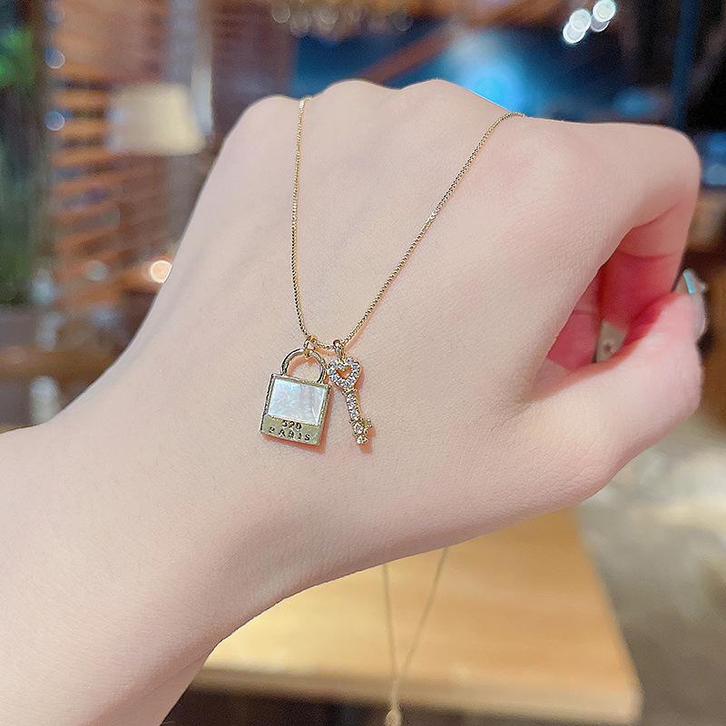 

Модное ожерелье в корейском стиле из титановой стали с подвеской-ключом для женщин X735 золотой