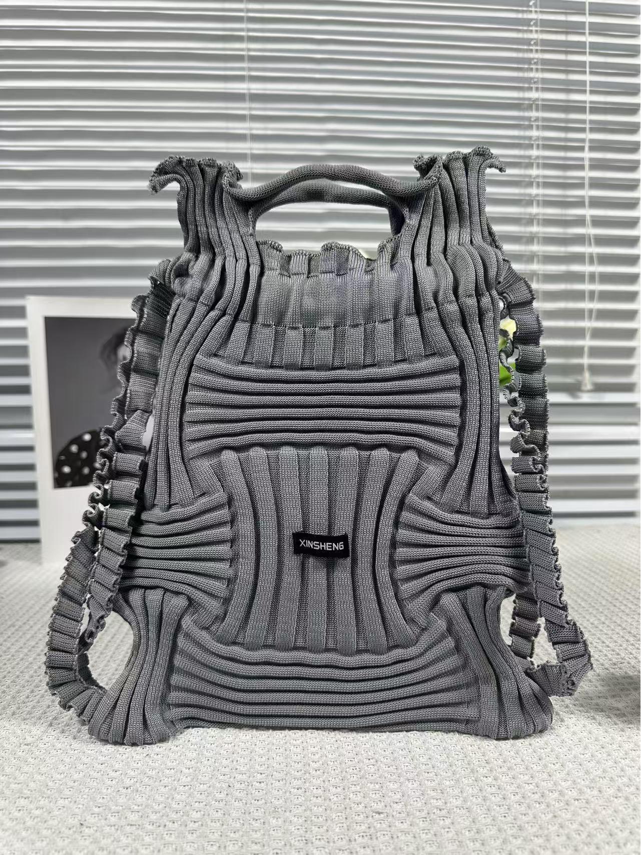 

Дизайнерський рюкзак Quan Nara: Популярне плісоване плетіння, екологічне, подвійного призначення з колекції Pioneer. 28cm/30cm світло-сірий колір