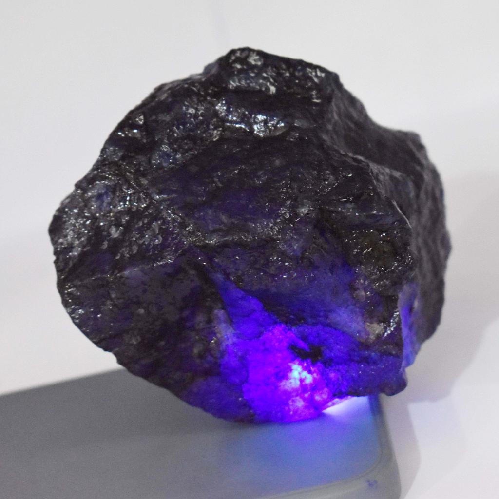 Přírodní modrý safír 2362,75 ct Hrubý Certifikovaný Volný Drahokam