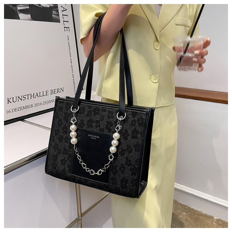 Internet celebrity fashion bag female 2024 new spring large capacity pearl chain shoulder bag niche design underarm bag