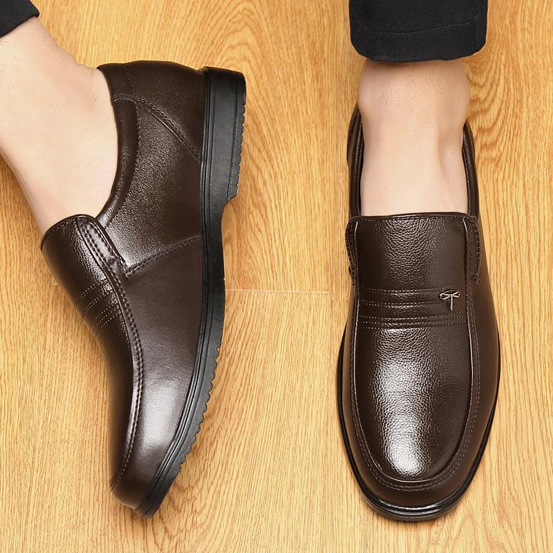 

Мужские сандалии из коровьей кожи 2025 лето новая обувь с полыми отверстиями мужская кожаная обувь кожа дышащая обувь для папы среднего возраста 37