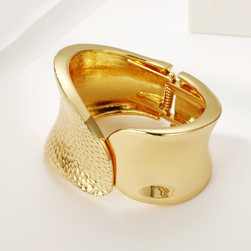 Large Glossy Bracelet for Women, High-end, Fashionable, European and American Exaggerated Spring Bracelet