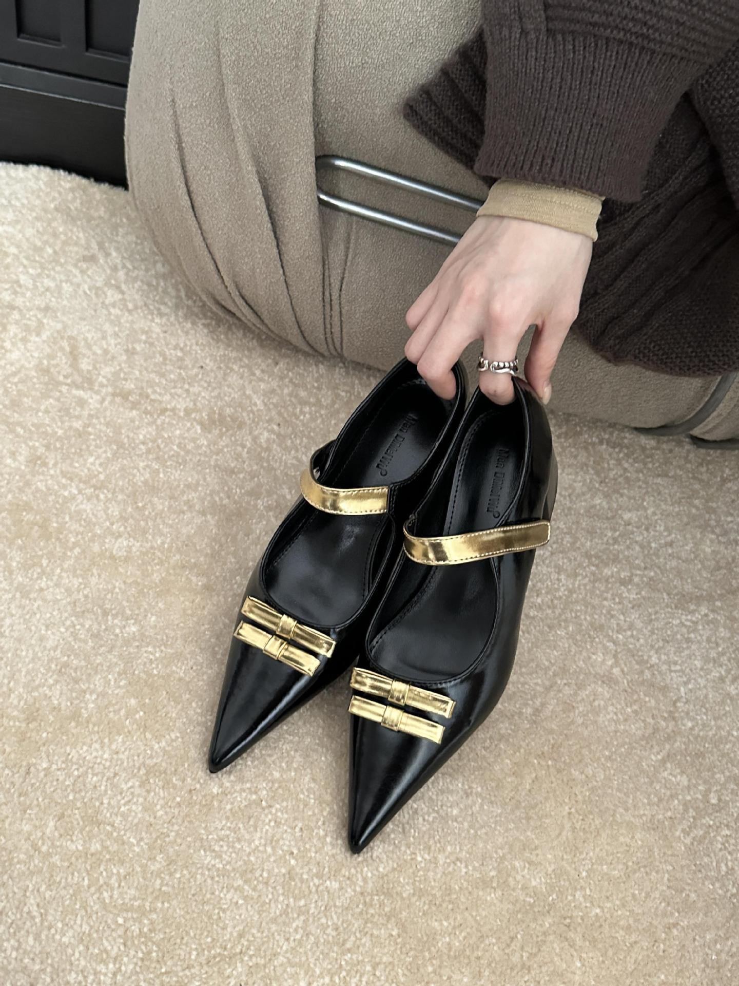 

2025 autumn and winter beautiful girl department, thick heel metal buckle foot cuff pointed professional women s single shoes 39