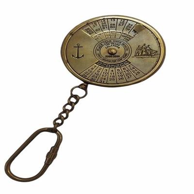 Starožitnosť 100 rokov (2000-2099) Večný kalendár World Timer Keychain Zberateľský mosadzný prívesok na kľúče ako darček