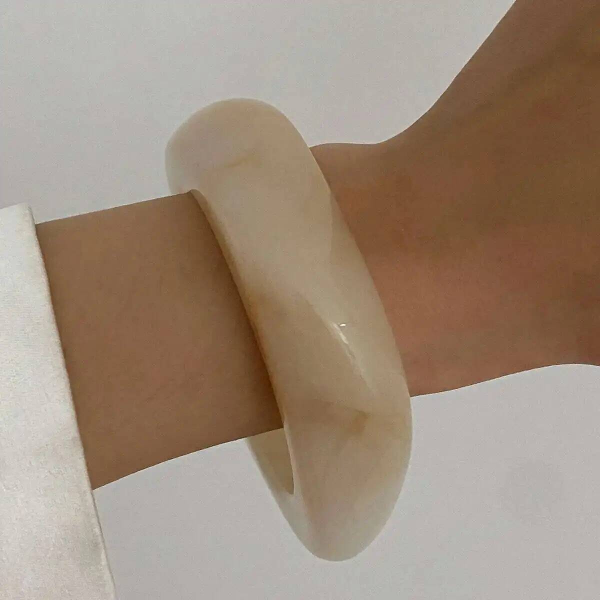 

SHIXIN Vintage Brown Beige Resin Thick Bangle Bracelet for Women Punk Irregular Acrylic Wide Bangle Fashion Jewelry Accessories бежевый