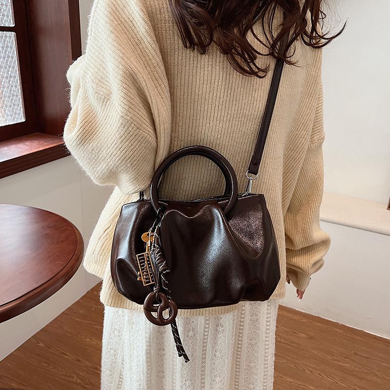 Niche textured bag women's 2025 new winter shoulder messenger bag high-end portable pleated cloud bag