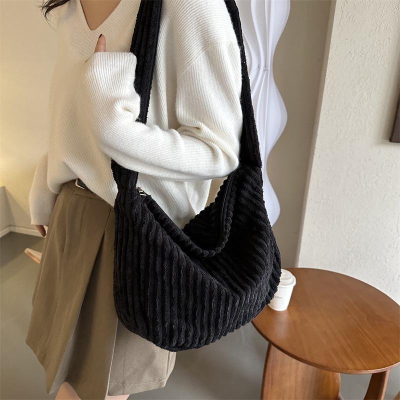 Large-capacity bag women's autumn and winter new corduroy commuter shoulder bag literature and art college student class messenger bag