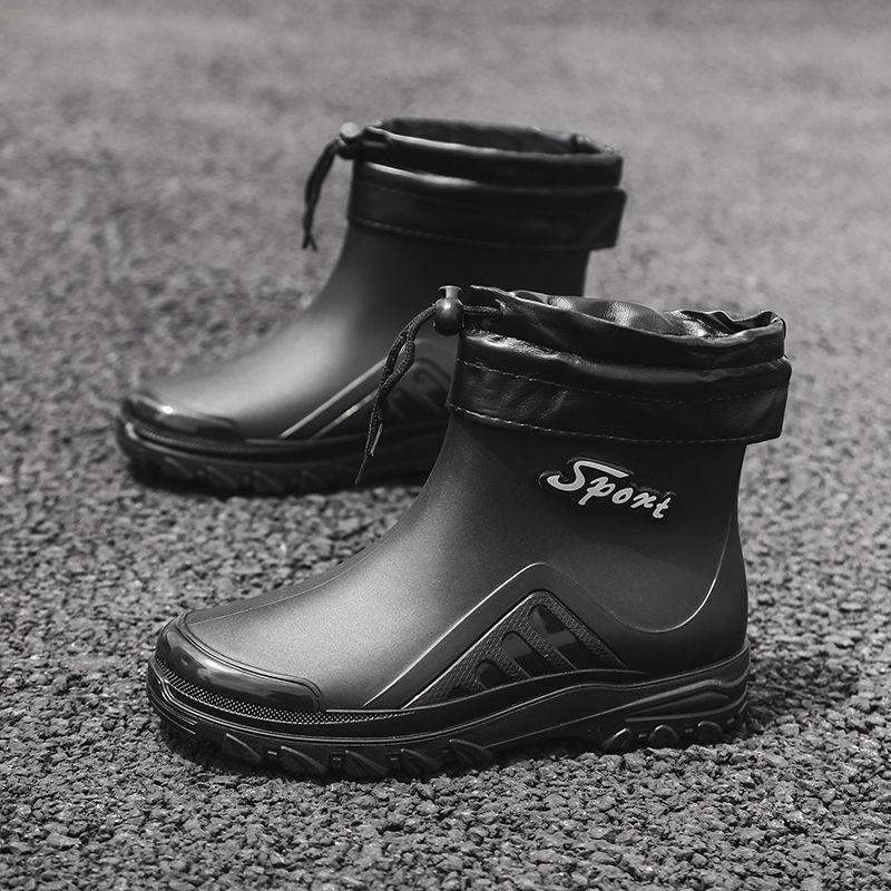 Thickened short rain shoes for men are non-slip, anti-wear and wear-resistant, and fleece to keep warm.