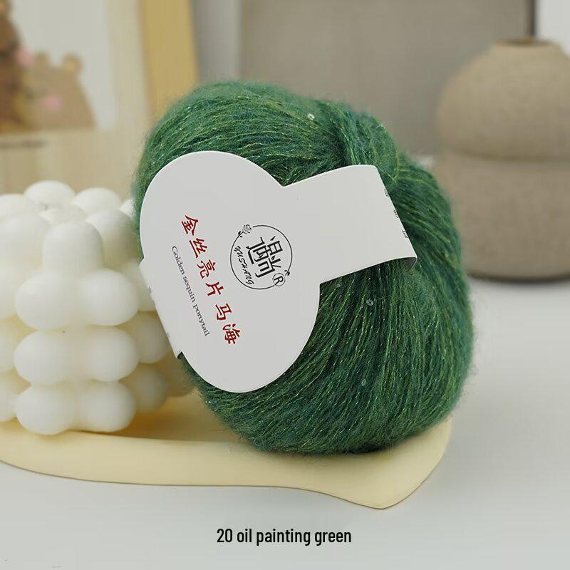 Goldfarbiges Pailletten-Mohair-Garn zum Selbermachen: Perfekt für das Handstricken von Schals, Stolen und Pullovern. Feine Flauschtextur.