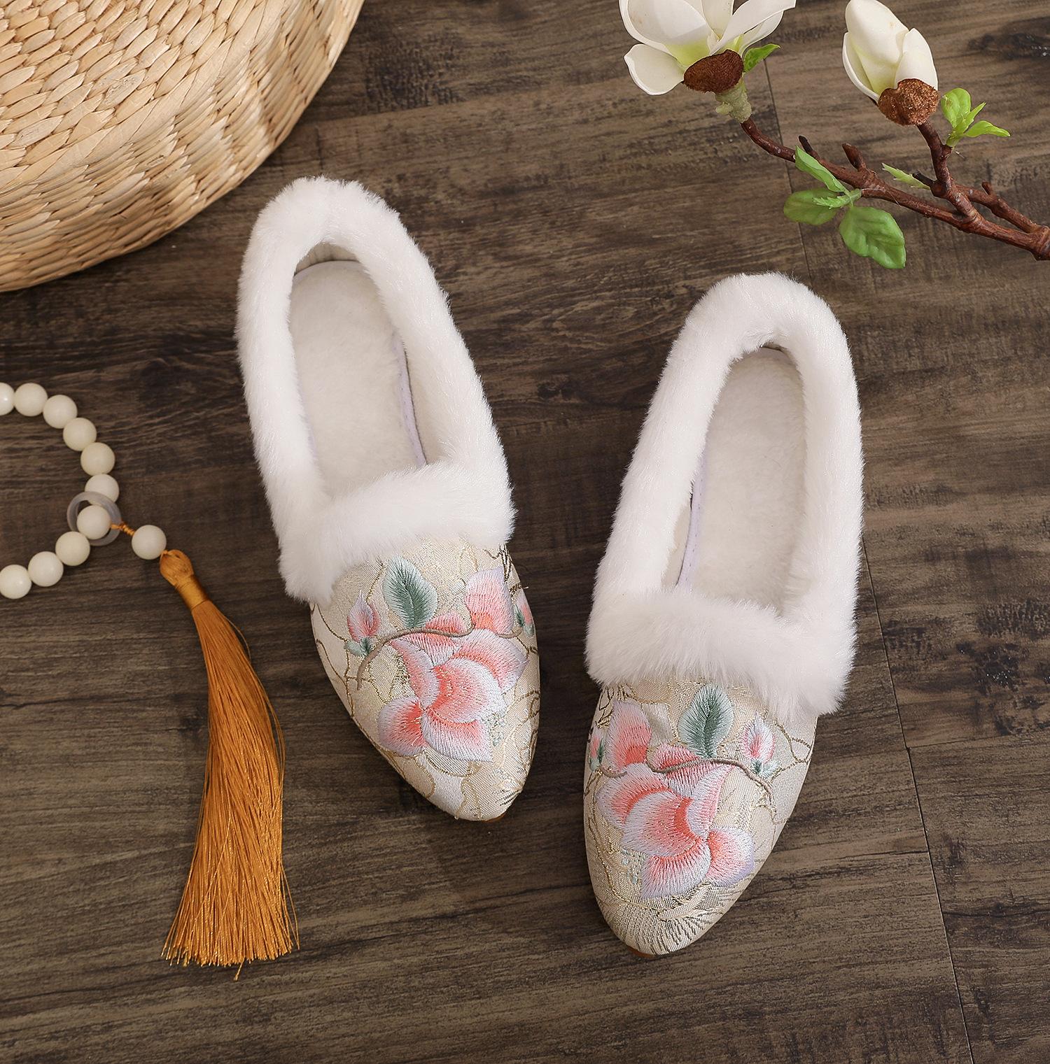 

[Юй Цян] 2025 зима новые плюшевые флисовые модные остроносые вышитые тканевые туфли осенне-зимние однопедальные хлопковые туфли 41