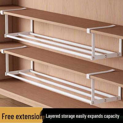 Mobile per scarpe estraibile con divisori a più livelli per un ingombro ridotto.