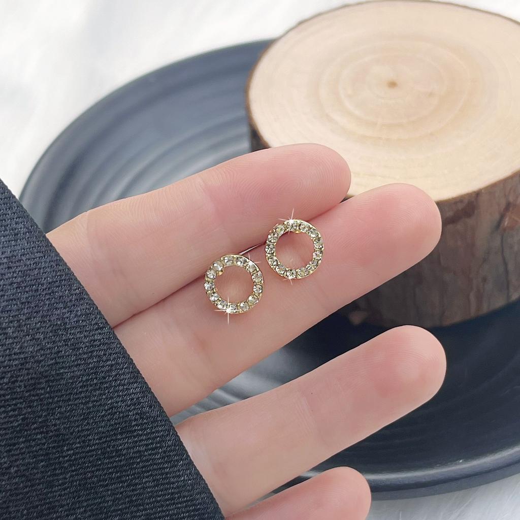 Simple, exquisite, small, circle earrings, niche fashion and versatile design, female stud earrings.