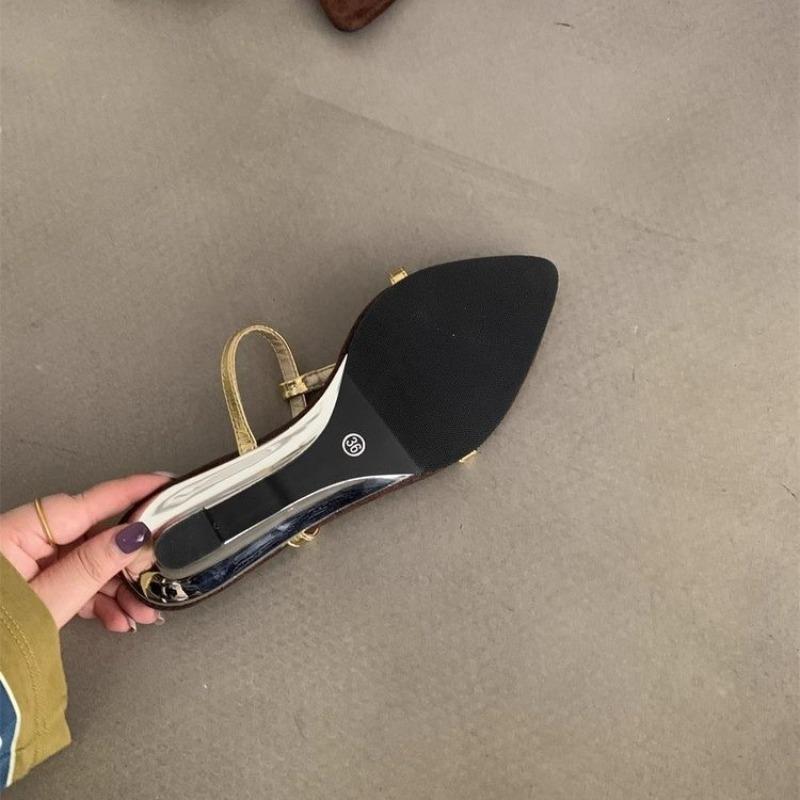 Mode Neuer Stil Beliebte Silberne Zehensteg Damen Hausschuhe Prägnante Niedriger Absatz Kleider Pantoletten Sommer Damen Outdoor Strand Sandale Zapatos Mujer