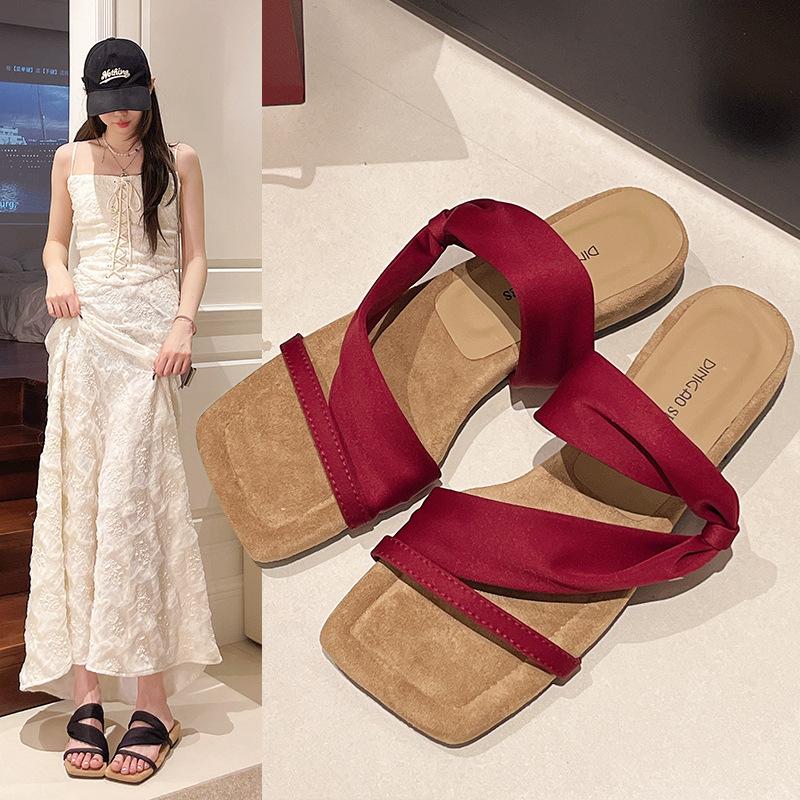 Niche design sense retro simple fashion versatile sandals women's summer 2025 new fashion Roman cool slippers