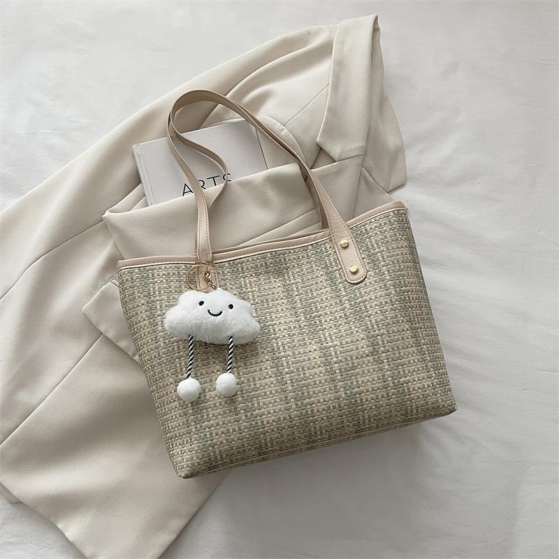 Fashionable and Stylish Color-matched Crossbody Bags Are Popular, Along with Tote Bag
