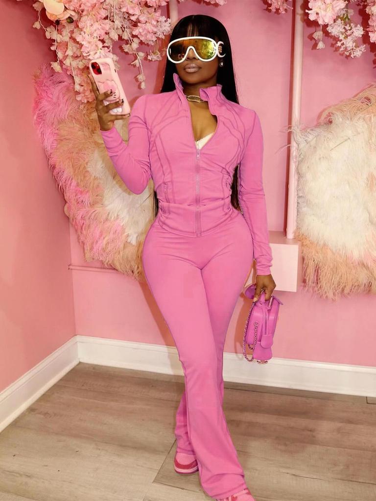 Weißer langärmeliger Jumpsuit mit Reißverschluss und ausgestelltem Bein