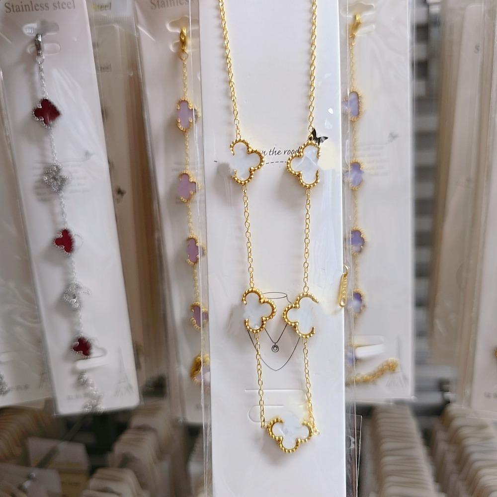 This Stylish Non-fading Four-leaf Clover Necklace for Women Is Suitable for Wearing in The Shower and Features A Double-sided Design