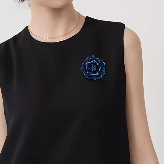 Retro denim fabric camellia brooch high-end three-dimensional white small fragrant brooch elegant accessories