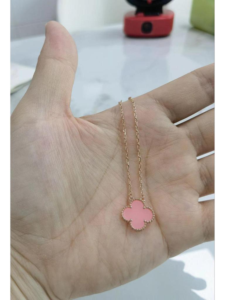 Halskette mit vierblättrigem Kleeblatt, 18 Karat vergoldet, mit Anhänger aus rosenrotem Chalcedon, Achat und weißem Muschelkern für Damen