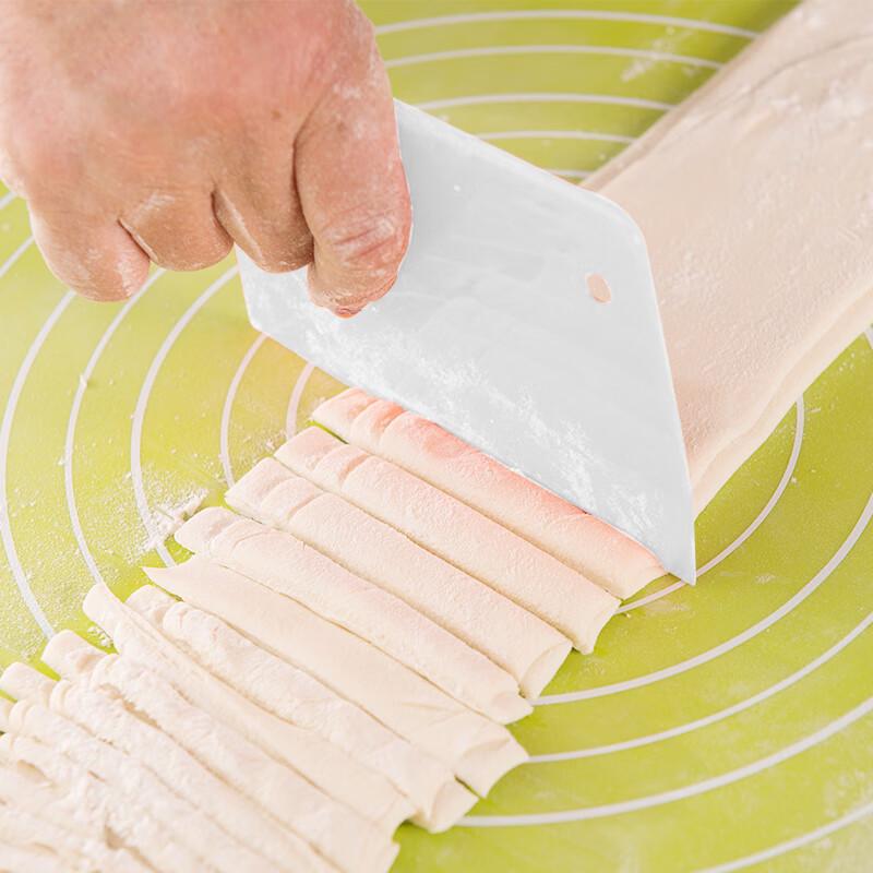 Teig- und Kuchenschaber aus Kunststoff