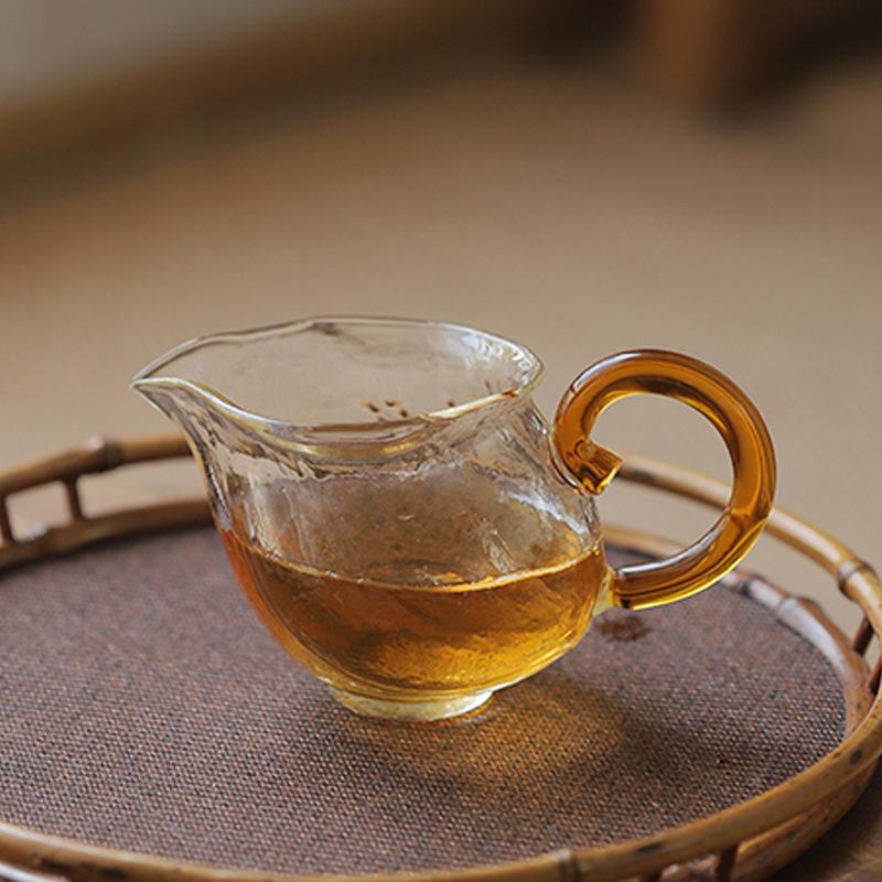 

Hammer Patterned Glass Fair Cup, Creative Uniform Tea Sea/chahai Walnut Cup with Handle Tea Filter Mate 175ml