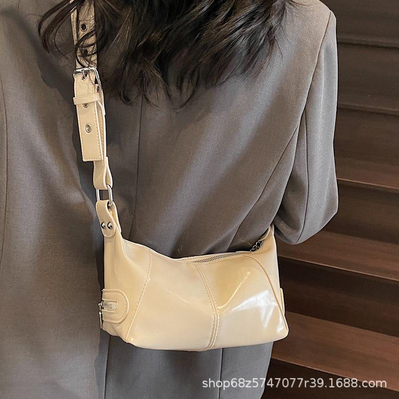 New French Niche Design Single Shoulder Portable Armpit Bag Sweet Cool Retro High-end Messenger Commuter Bag