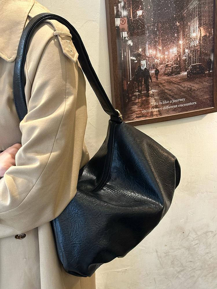 

М яка шкіряна сумка Maillard у стилі ретро, ​​осінь і зима, нова приміська сумка великої місткості, висококласна сумка на одне плече чорний