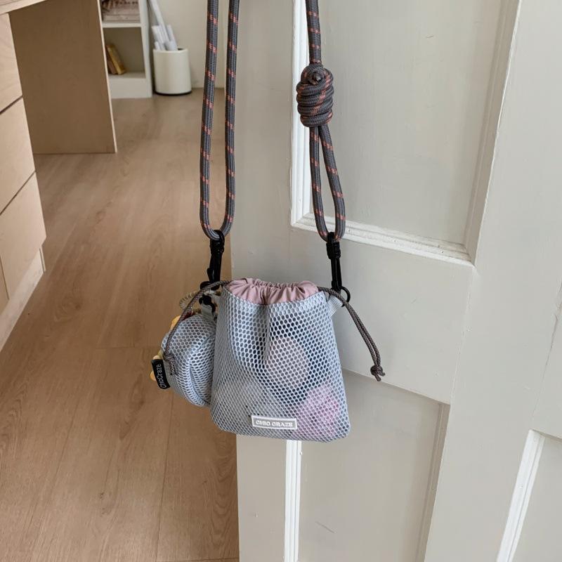 

Сладкая маленькая свежая сумка для мобильного телефона женская 2025 лето новая полая сумка через плечо кроссбоди сетчатая портативная сумка-ведро