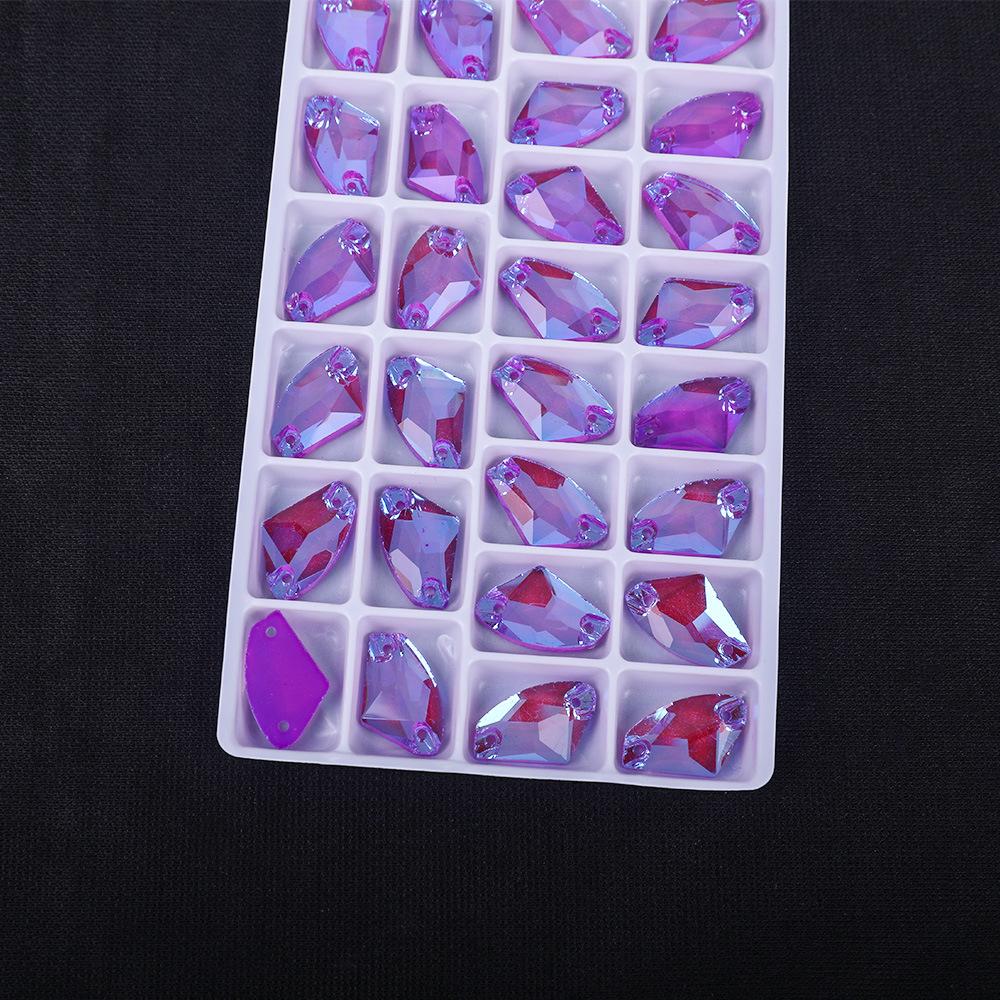 

Ручная дрель для швов с плоской пряжкой из флуоресцентного стекла в форме топора, двухдырочное плоскодонное сверло для страз, набор материалов для самостоятельного изготовления аксессуаров 9 * 14mm 48pcs/bag