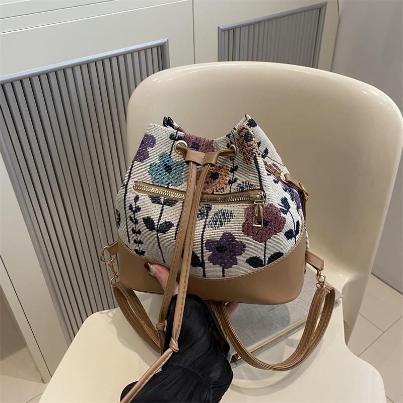 

2025 new foreign style autumn personality leisure popular single shoulder fashion crossbody simple trend bucket bag women s middle school хакі