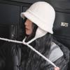 Eng gestrickter Earmuff-Eimerhut mit Ohrenschützern und Winterschutz