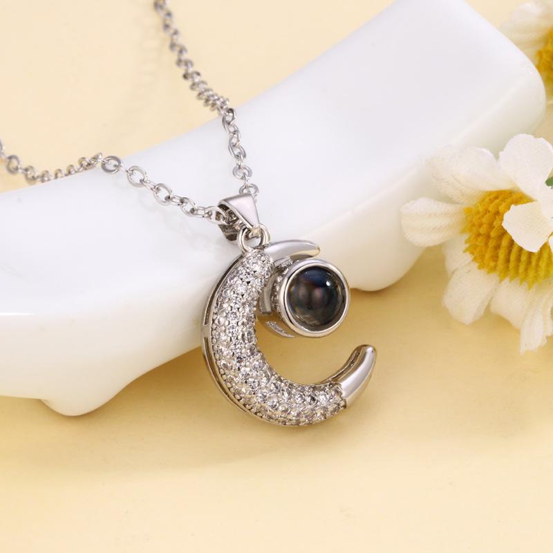 This Moon Projection Necklace Can Be Worn On The Collarbone And Is Suitable For Women'S Daily Wear.