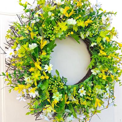 Hängender Blumenkranz als Dekoration für den Außenbereich