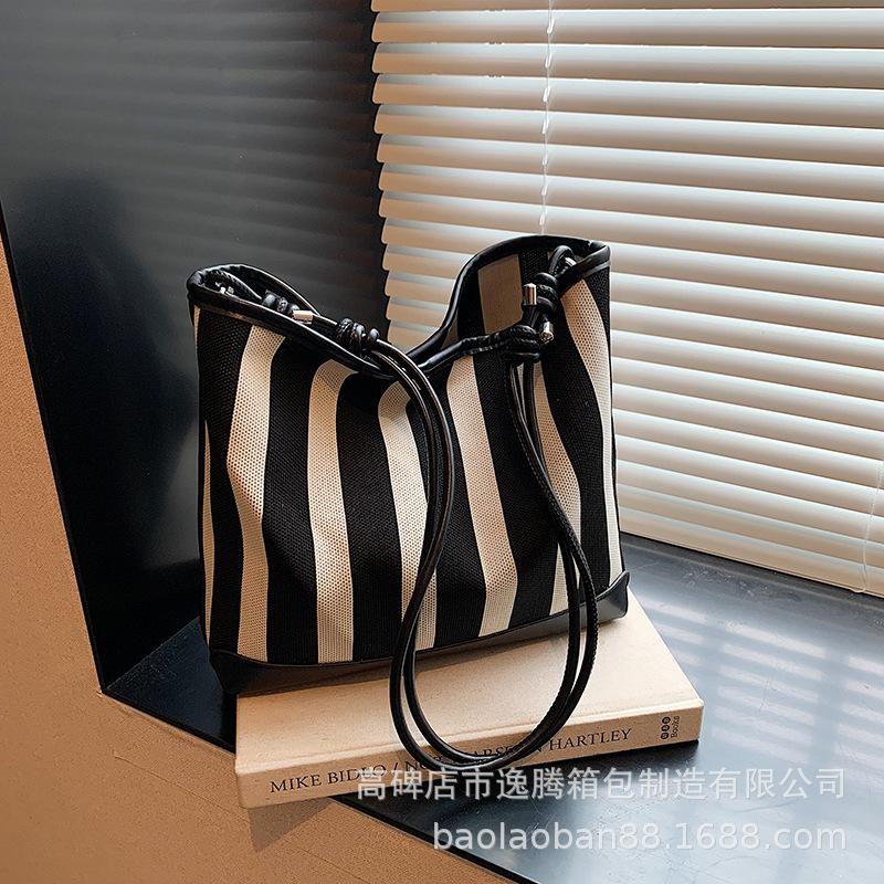 

Большая емкость типа ведро 2024 осень новый дизайн универсальная повседневная полосатая сумка через плечо сумка-мессенджер женская чёрный