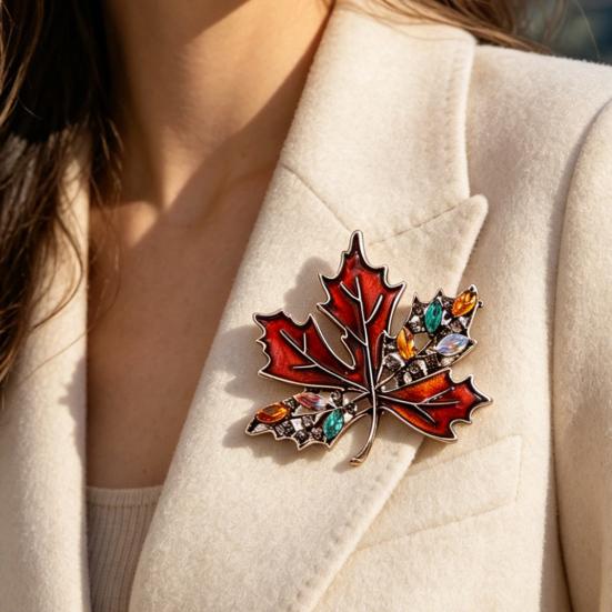 Brosche Herbst-Ahornblatt-Design Zinklegierung Pin mit Strassstein-Einlage Passt zu Mänteln Pullovern Abzeichen Formelle Kleidung Zubehör
